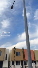 Avioneta realiza arriesgadas maniobras en Monterrey (VIDEO)