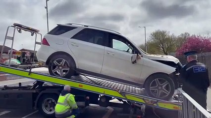 Atraviesa conductora pared de escuela en Liverpool, Reino Unido (VIDEO)