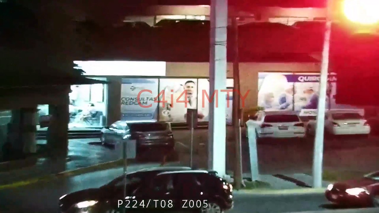 Policía de Monterrey asegura auto con placas falsas en Cumbres