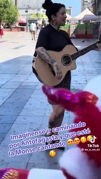 Mon Laferte sorprende a transeúntes con concierto en Chile y se pasan de largo