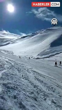 Palandöken'de korku dolu anlar! Kayak merkezine çığ düştü