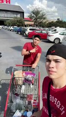 ¿”Chilaquiles Tumbados” en Monterrey? Natanael Cano atiende el negocio