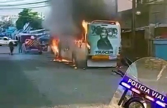 Incendian delincuentes camión de pasajeros en Acapulco, Guerrero (VIDEO)