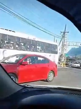 Tren arrastra a camión urbano en Santa Catarina, Nuevo León; hay 8 heridos