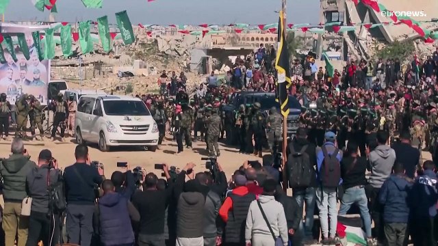 لحظة تسليم حماس 3 رهائن إسرائيليين للصليب الأحمر في خان يونس ضمن اتفاق التبادل