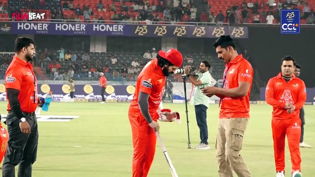 CCL 2025 : King Nagarjuna కొడుకును చూసి మురిసిపోతున్న నాగార్జున | Telugu Warriors | Akhil Akkineni