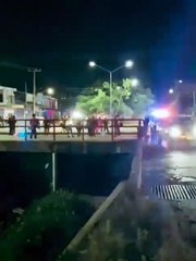 Motociclistas enfrentan a policías en Apodaca (VIDEO)