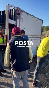 Vuelca tráiler de bebidas energéticas en Circuito Exterior Mexiquense (Video)