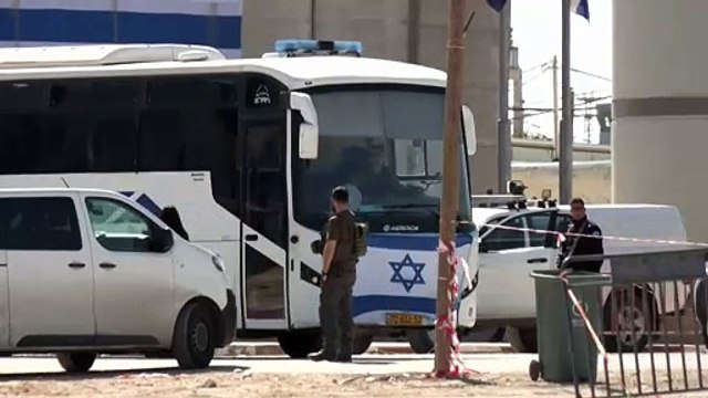 حافلات تقلّ معتقلين فلسطينيين أطلقت إسرائيل سراحهم تغادر سجن النقب