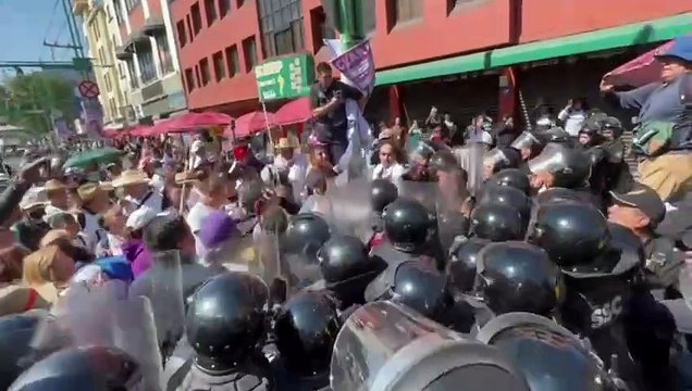 A empujones retiran a manifestantes débiles visuales, en Arcos de Belén