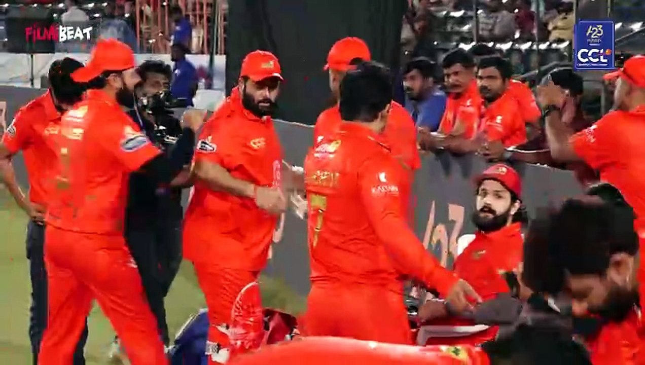 CCL 2025 : Akhil  Funny Reaction | SS Thaman | Telugu Warriors VS Bhojpuri Dabanggs | Filmibeat