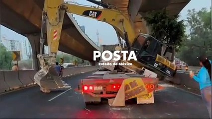 Cae retroexcavadora de plataforma, paraliza la México-Querétaro
