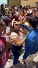Riñen pastor y mujer en culto religioso; ella le da manotazos (VIDEO)