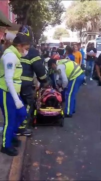 Camión jaló cables y tiró marquesina, una mujer resultó herida
