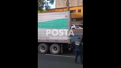 Tráiler atrapado bajo puente genera caos vial en Viaducto