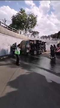 Vuelca pipa cargada de 20 mil litros de agua cerca del AICM