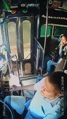 Pasajero ataca a conductor de autobús con martillo (VIDEO)
