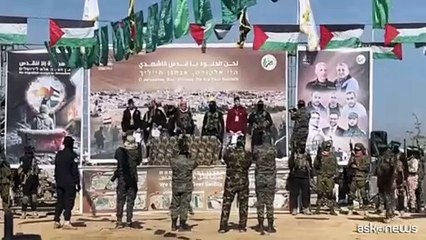 La cerimonia del rilascio degli ostaggi tra musica, palco e folla