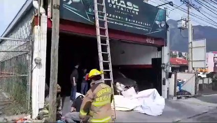 Hombre sale lesionado por descarga eléctrica en anuncio panorámico de Monterrey