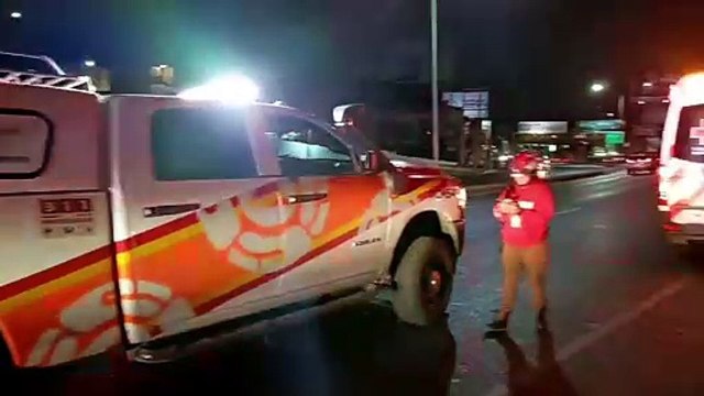 Abandona camioneta tras chocar en la avenida Garza Sada