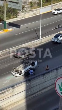 Volcadura de automóvil causa gran susto a familia; no hay personas lesionadas