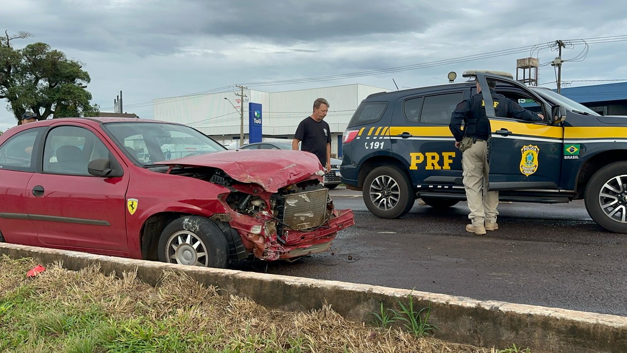Colisão na BR-277: Celta perde controle e atinge Van