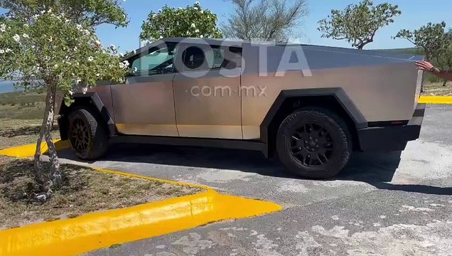 Samuel García supervisa proyectos en Nuevo León abordo de la Cybertruck