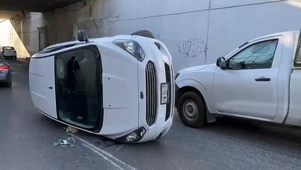 Adulta mayor resulta ilesa tras volcar su automóvil en Saltillo