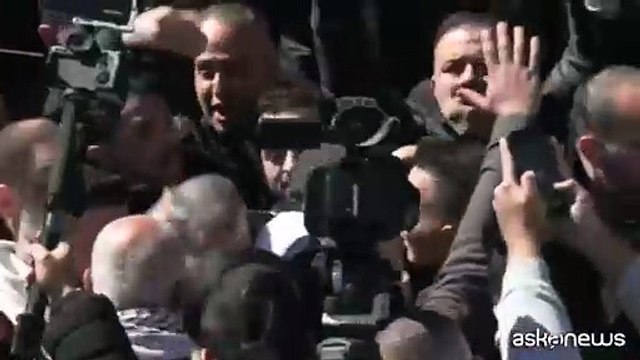 I prigionieri palestinesi liberati portati in trionfo a Ramallah