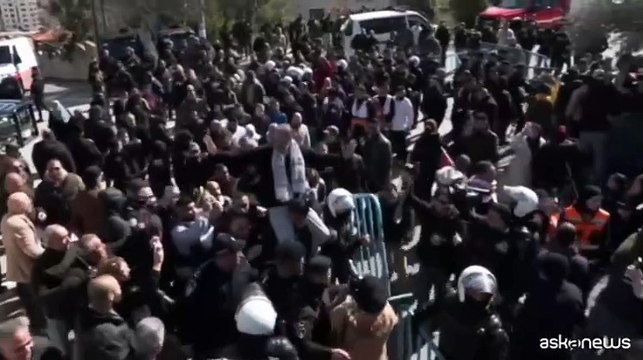 I prigionieri palestinesi liberati portati in trionfo a Ramallah