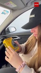 Conoce la reacción de una paceña al ver por primera vez un “Walkman”