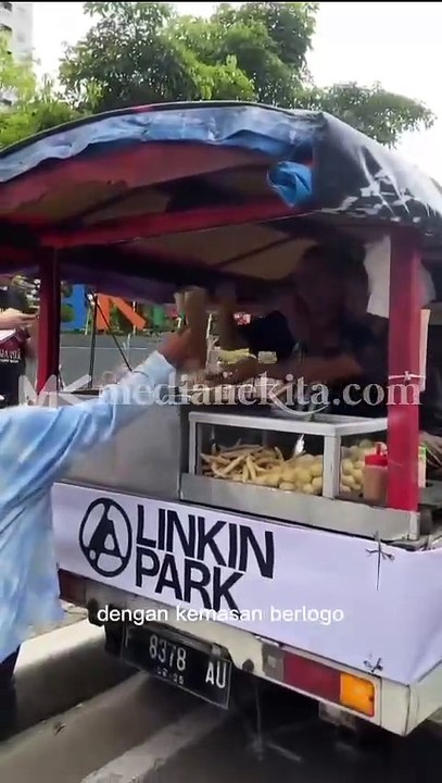 Linkin Park Bagi-bagi Tahu Bulat Gratis di Jakarta Jelang Konser, Fans Heboh!