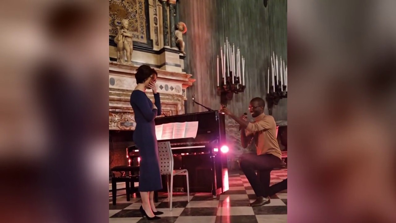 Il pianista chiede in sposa la collega alla fine del concerto nei Musei Reali la sera di San Valentino. E la sala esplode