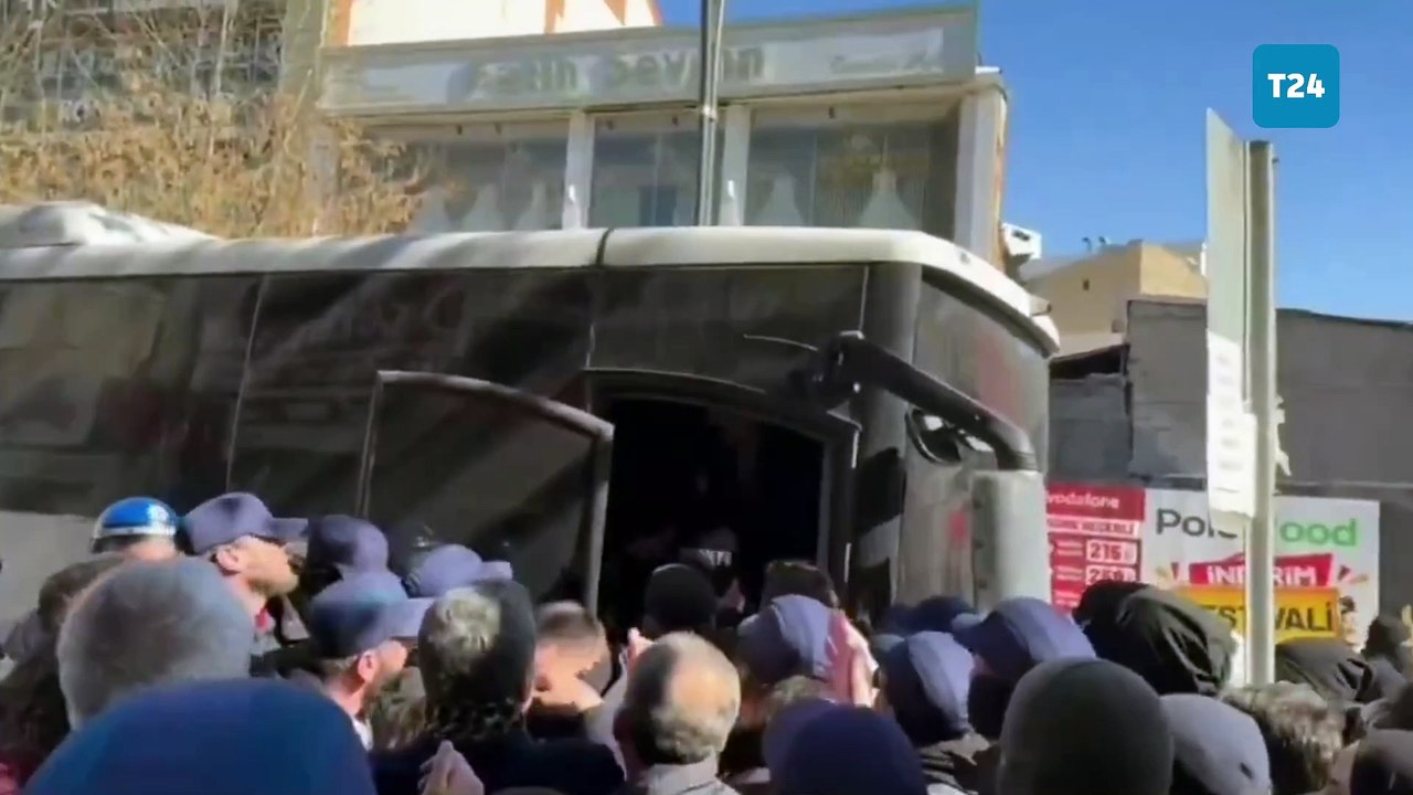 Van'daki kayyım protestosuna polis müdahalesi: Diyarbakır Büyükşehir Belediye Eş Başkanı Doğan Hatun dahil çok sayıda kişi gözaltına alındı