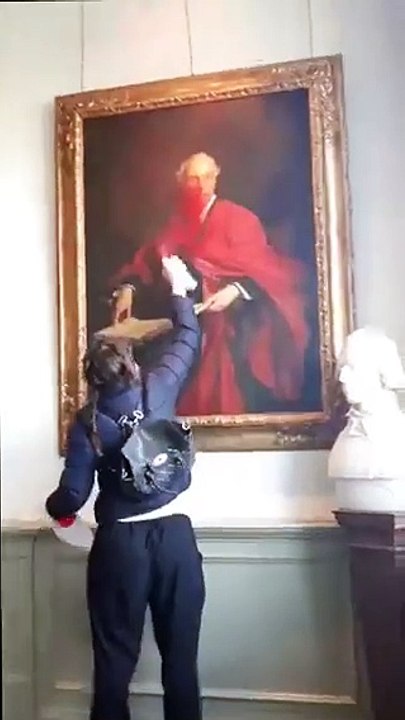 Destruyen pintura de Lord Balfour en la Universidad de Cambridge (VIDEO)