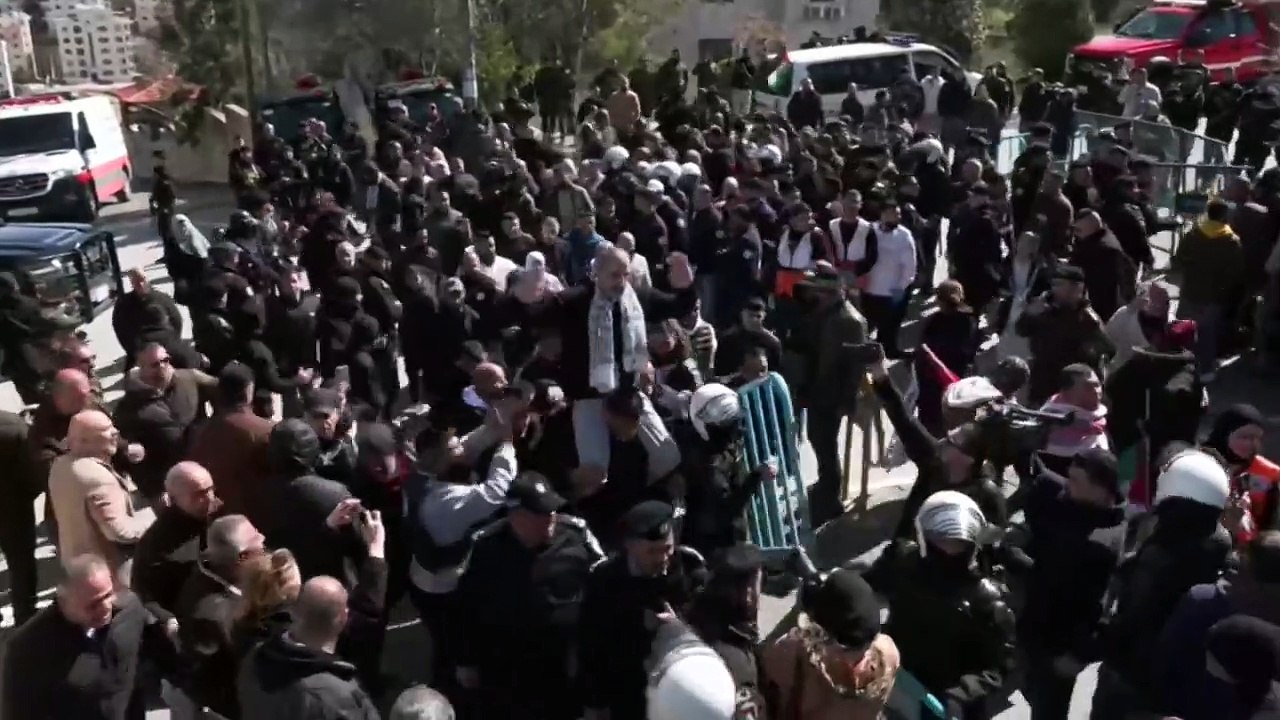 وصول الفلسطينيين المفرج عنهم من سجن عوفر ضمن عملية التبادل السادسة إلى رام الله