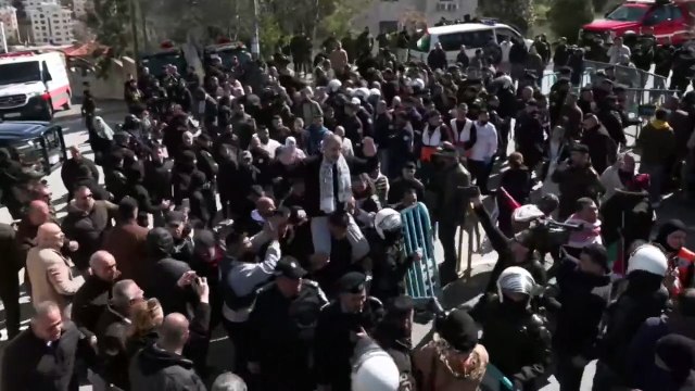 وصول الفلسطينيين المفرج عنهم من سجن عوفر ضمن عملية التبادل السادسة إلى رام الله