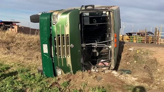 Volcadura de autobús deja 12 lesionados