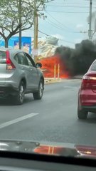 Incendio en Avenida Yucatán: Suzuki Swift devorado por llamas