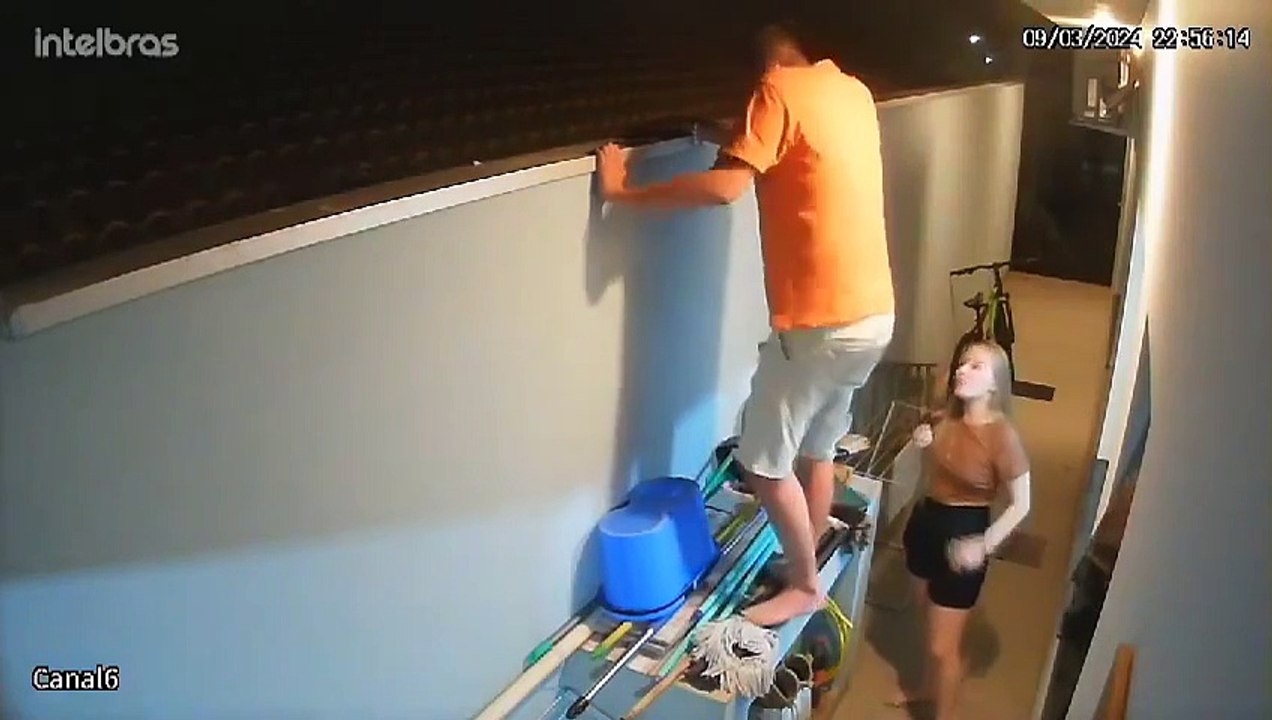 Hombre escucha disparos, se asoma con su vecino...