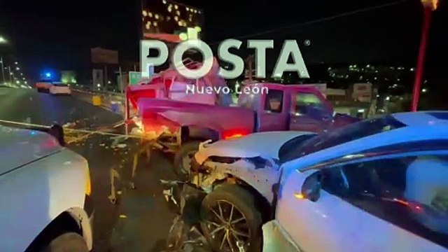 Queda camioneta colgando en puente de Gonzalitos tras choque