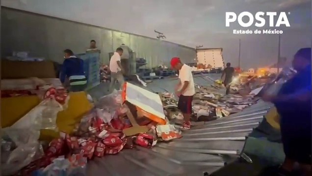 Vuelca tráiler con 28 toneladas de abarrotes en Nezahalcóyotl (VIDEO)