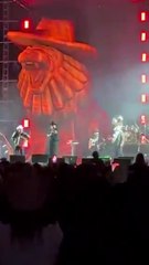 A Carín León se le antojó un perico durante concierto en Hermosilllo