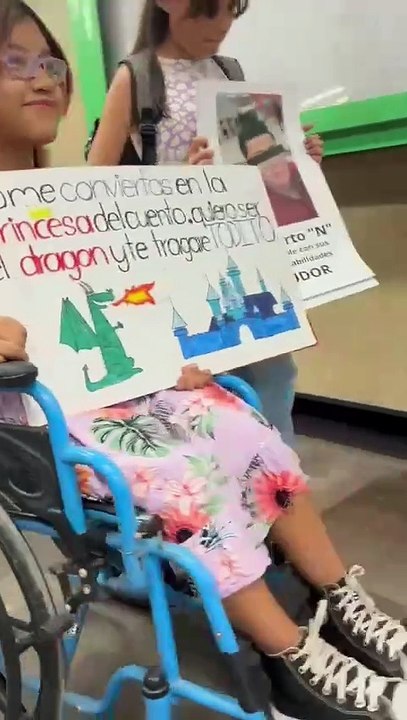 Llegan en silla de ruedas y en Metro para que se escuche su voz este 8M