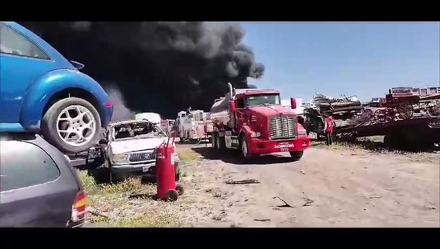 Incendio en corralón de grúas Garajes y Talleres consume 400 vehículos (VIDEO)