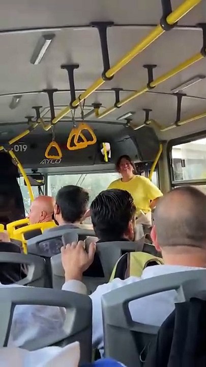 Cautiva joven al interpretar Whats Up? de 4 Non Blondes en el camión (VIDEO)