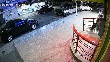 Aterroriza hombre con motosierra a clientes de un bar (VIDEO)