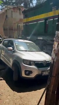 ¡Se lo llevó el tren!.. automovilista intenta ganarle el paso y es arrastrado