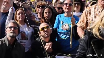 Israele, una folla festeggia a Tel Aviv il rilascio dei tre ostaggi