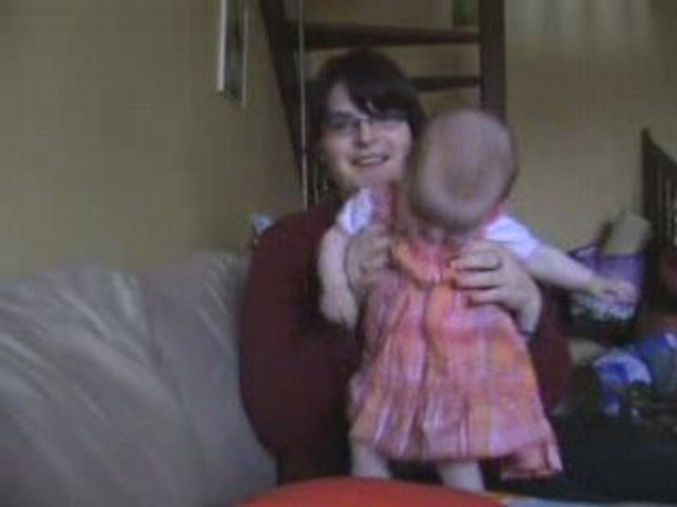 Puce essaye le cadeau de Lililoo